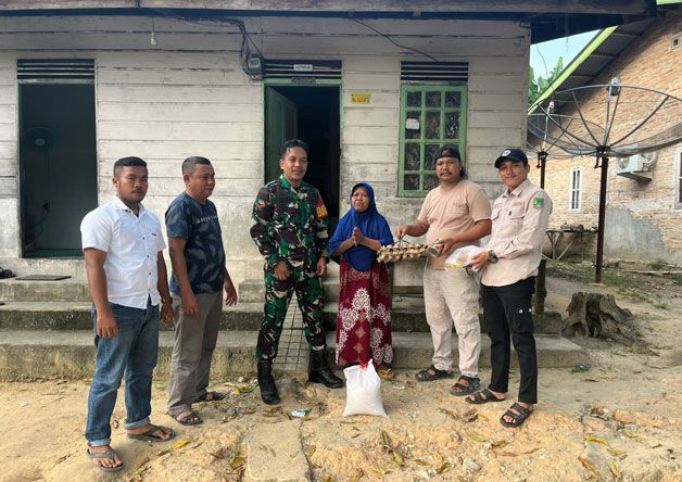 Babinsa 02/TP dan Pemuda Bersatu Serahkan Sembako Kepada 7 Fakir Miskin di Desa Sintong