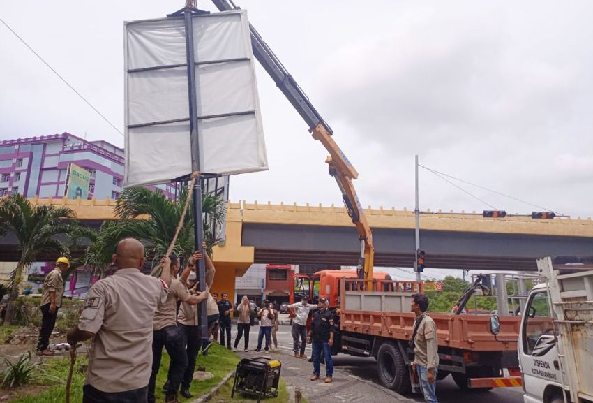 Penertiban Reklame di Pekanbaru Tuntas