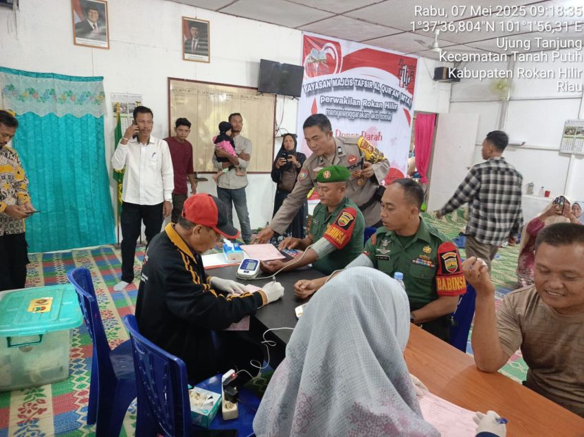 Bakti Sosial, Dua Anggota Koramil 0321-02/TP Donor Darah di MTA Ujungtanjung