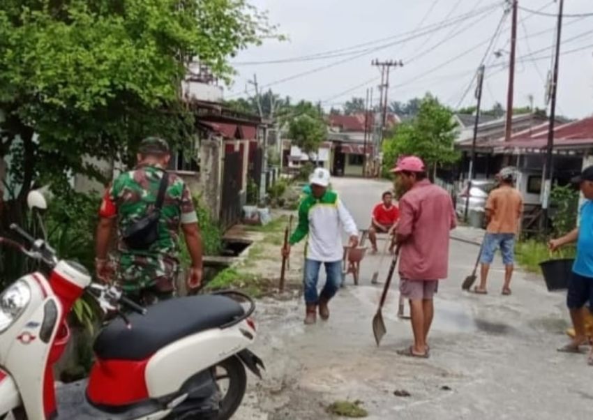 Bukti Kemanunggalan TNI dan Rakyat, Babinsa Koramil 06 Siak Hulu Goro Bersama Warga