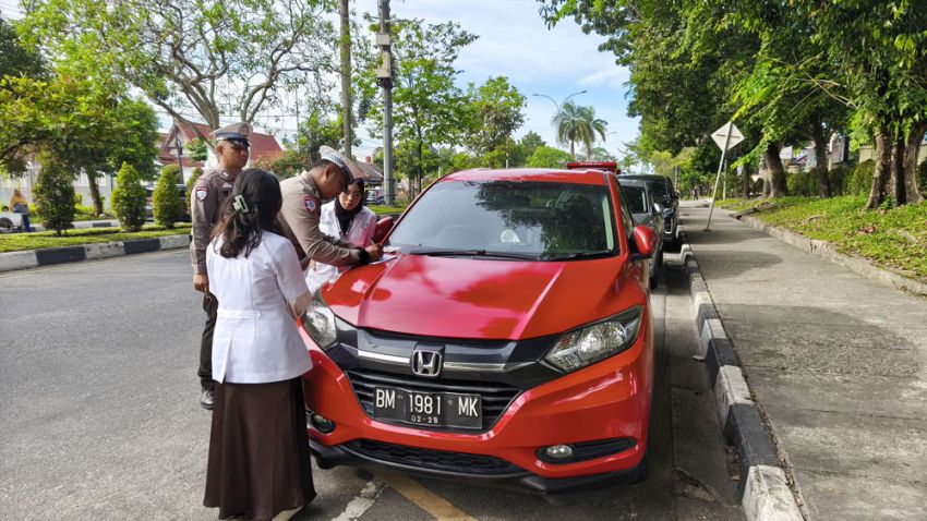 Puluhan Kendaraan di Depan RSUD Arifin Achmad Ditilang Polisi!