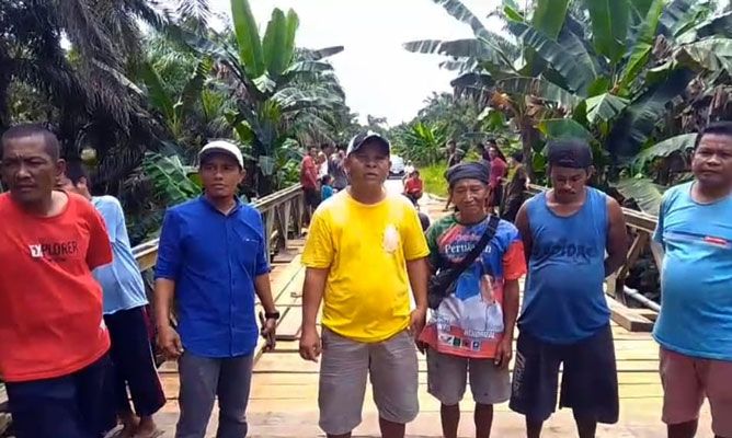 Anggota DPRD Inhu Bersama Warga Batang Gansal Perbaiki Jembatan Rusak