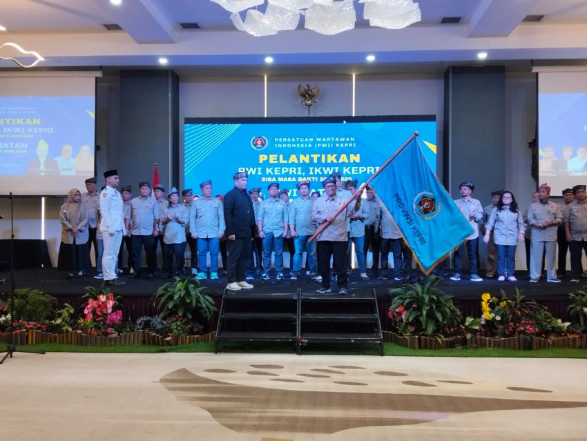 Zulmansyah Lantik Pengurus PWI Kepri, Batam, dan IKWI Kepri: Wartawan Harus Pegang Teguh Kode Etik