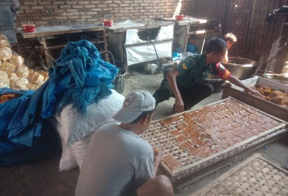 Babinsa Koramil 0321- 05/RM Kembali Dampingi Pembuatan Kerupuk Warga di Desa Binaan