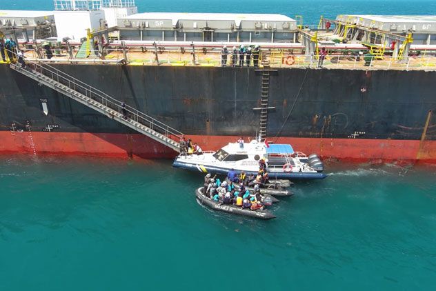 Bakamla RI Evakuasi 14 Korban Kapal Tenggelam di Perairan Utara Berakit