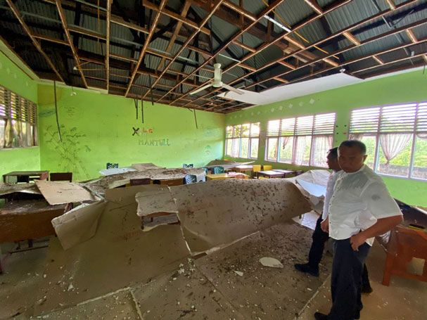 Plafon Ruang Kelas XI SMAN 1 XIII Koto Kampar Ambruk, Kepsek: Ada Bunyi Dentuman, Semua Kaget