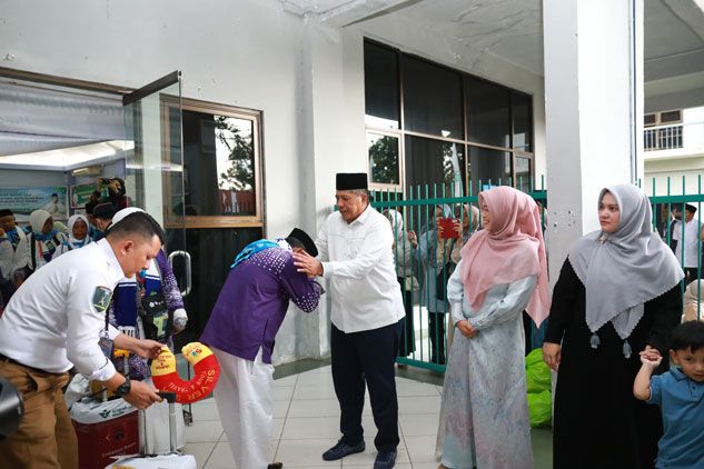 Bupati Alfedri Lepas Calon Jemaah Haji Kabupaten Siak Menuju Madinah