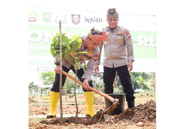 Bersama Gubri, Irjen Herry Heryawan Tanam Ratusan Pohon di Lingkungan Perkantoran Bupati Rohil