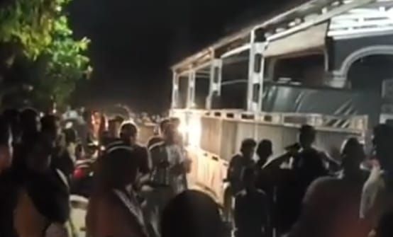 Diduga Hamili Selingkuhan, Warga Geruduk Rumah Kades di Kampar