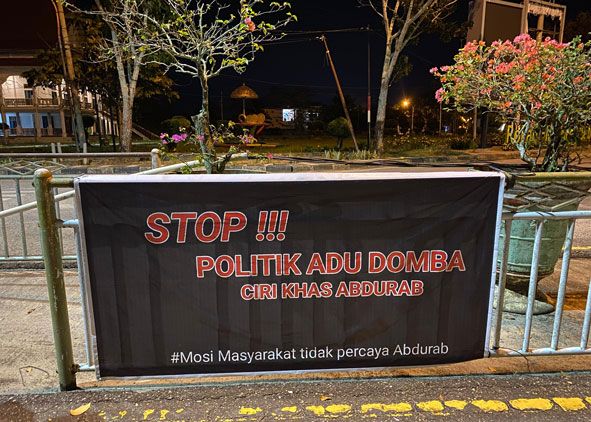 Masyarakat Bentangkan Spanduk di Bundaran Siapiapi, Protes Praktik Adu Domba