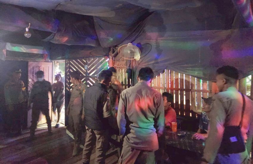 Satpol PP Pekanbaru Razia Warung Remang-remang, Miras dan Pemandu Lagu Diangkut