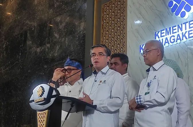 Kemenaker Resmi Larang Penahanan Ijazah Milik Pekerja