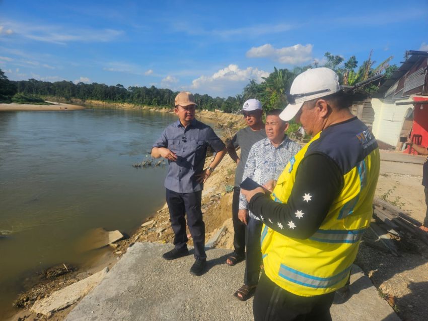 Syahrul Aidi dan Balai Sungai Tinjau 11 Titik Rawan Longsor di Sepanjang Sungai Kampar