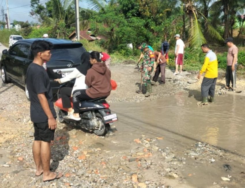 Babinsa Koramil 06/Siak Hulu Bersama Perangkat Desa Tanah Merah dan Warga Laksanakan Gotong Royong di Jalan Karya IV
