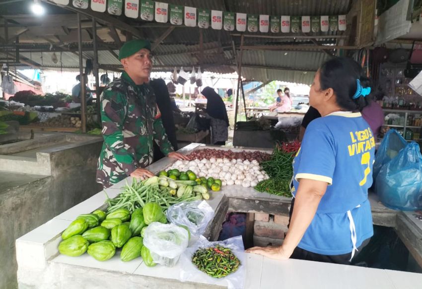 Kunjungi Pasar Ulul Albab, Babinsa Koramil 06/Siak Hulu Cek Harga Sembako Jelang Idul Adha