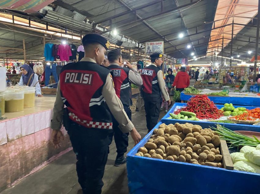 Polres Dumai Patroli Jalan Kaki, Pastikan Pedagang Pasar Aman dari Preman