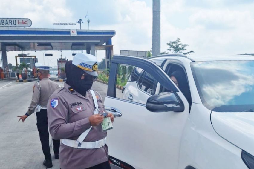 Ditlantas Polda Riau Gelar Razia Kecepatan dan Tes Alkohol di Tol Permai
