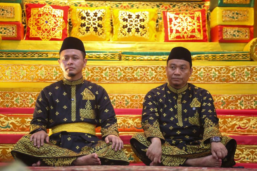 Agung-Markarius Sandang Gelar Adat dari LAMR