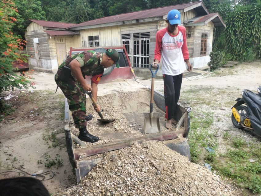 Bukti Kemanunggalan TNI, Babinsa Koramil 06 Siak Hulu Gotong Royong Bersama Warga