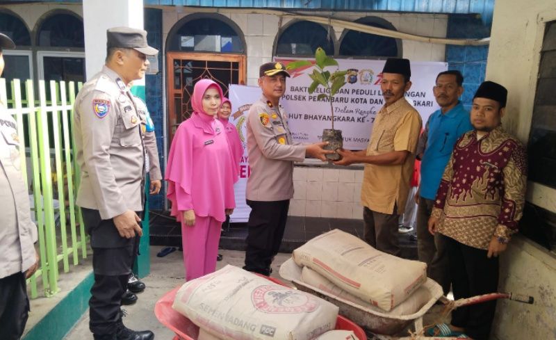 HUT Bhayangkara Ke-79, Polsek Pekanbaru Kota Gelar Bhakti Religi dan Penyaluran Paket Sembako kepada Warga