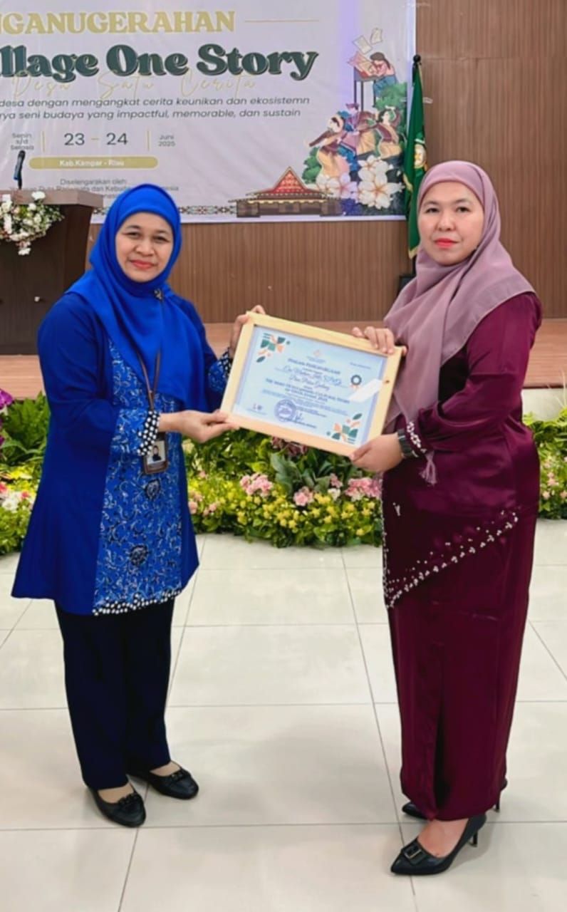 Kepala Perpustakaan Sumber Ilmu UPT SMP Negeri 1 Bangkinang Kota Raih Prediket Terbaik OVOS 2025 dari Kementerian Kebudayaan RI