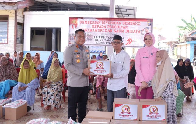 HUT Bhayangkara Ke79, Kapolres Rohil Bagikan Puluhan Paket Sembako kepada Masyarakat