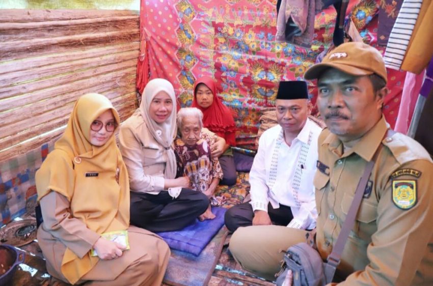 Kunjungi Rumah Nenek Saka 100 Tahun di Nyiur Permai, Air Mata Wabup Yuliantini Tumpah