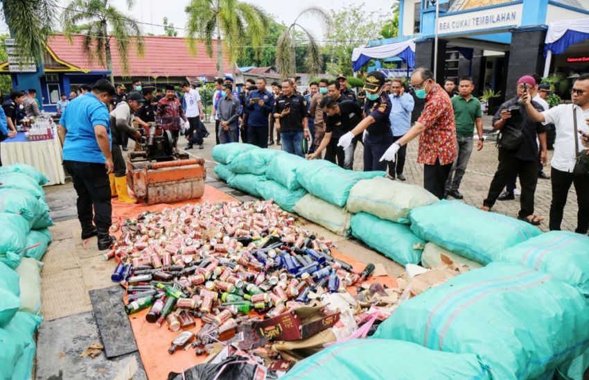 Bupati Inhil H. Herman Saksikan Pemusnahan Barang Bukti Berkekuatan Hukum Tetap di Bea Cukai Tembilahan