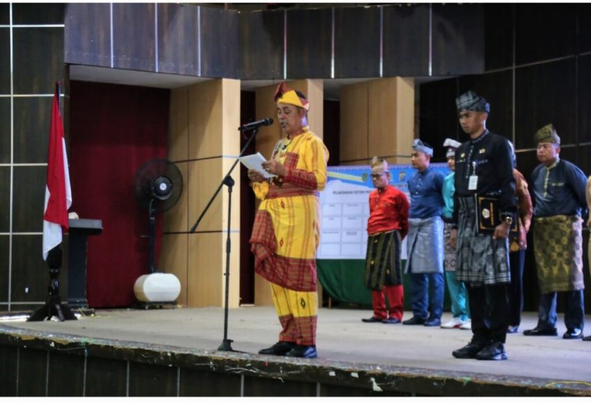 Kenakan Baju  Tradisional Sri Indragiri, Bupati Herman Pimpin Apel Hardiknas 2025