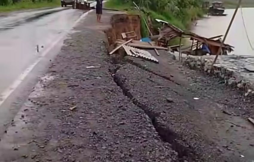 Jalan Lintas Rengat-Tembilahan Terancam Longsor