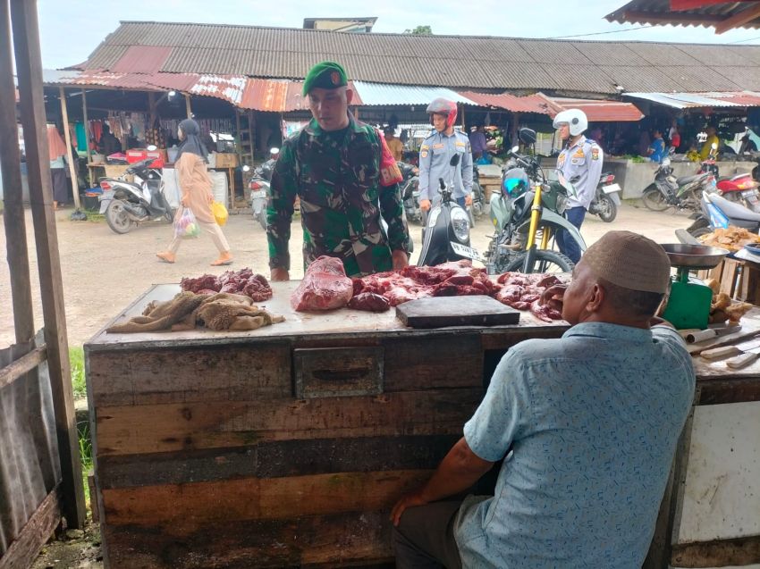 Pastikan Harga Daging Stabil Jelang Idul Adha 1446 H, Babinsa Koramil 06 Siak Hulu Lakukan Komsos dengan Pedagang Pasar Ulul Albab