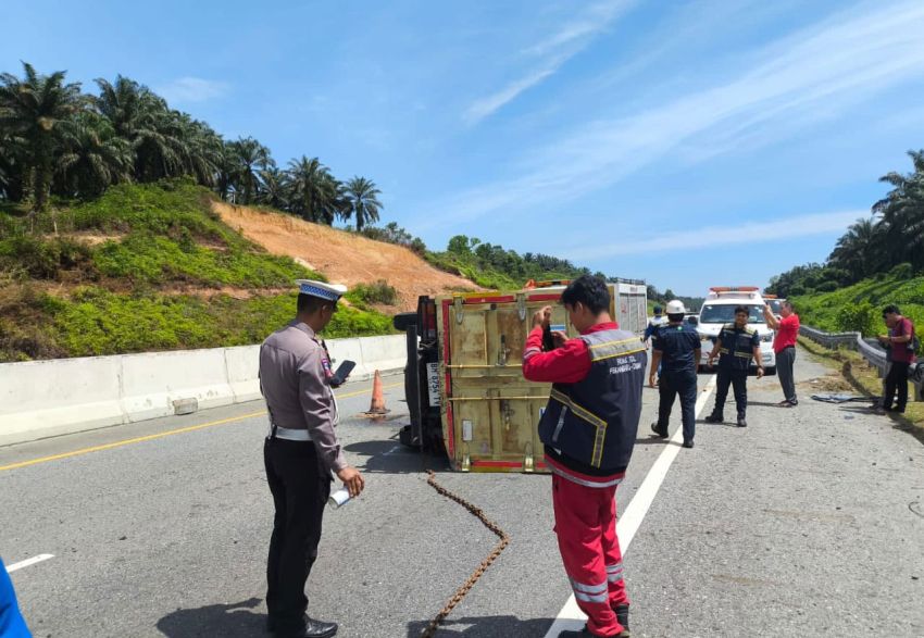Pengemudi Ngantuk, Pajero Sport Tabrak Truk Box Hingga Terguling di Tol Permai