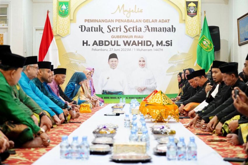 Gubernur Abdul Wahid Terima Gelar Adat Datuk Seri Setia Amanah