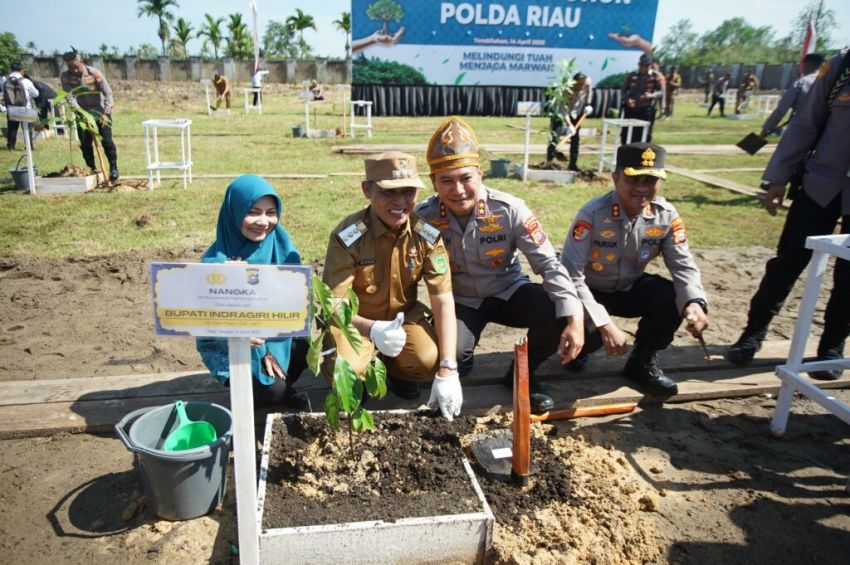 Bersama Kapolda Riau, Bupati dan Wabup Inhil Ikuti Kegiatan Penanaman 2.025 Pohon