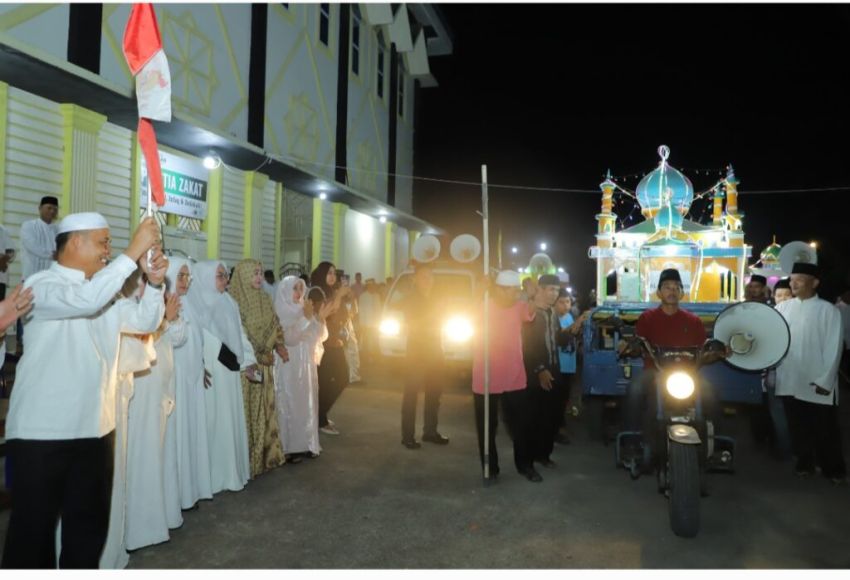 Lepas Pawai Takbir Iduladha 1446H di Kateman, Bupati Ajak Masyarakat Untuk Meningkatkan Dakwah dan Syiar Islam