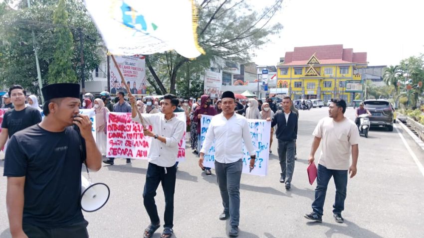 Dirumahkan Tanpa Gaji, Honorer Teriak di Depan Mess Pemda Rohil