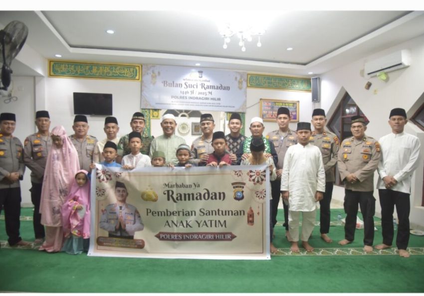 Bupati H. Herman Imam Sholat Isya dan Tarawih di Masjid Al-Ma&rsquo;Arif Polres Inhil Serta Santuni Anak Yatim