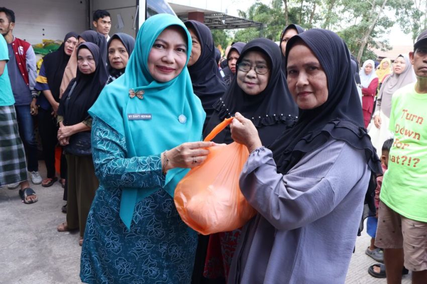 Ketua TP PKK Inhil, Hj. Katerina Susanti Tinjau Gerakan Pangan Murah