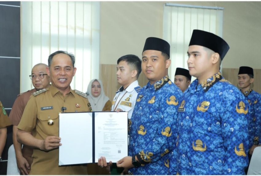 Bupati Herman Serahkan SK CPNS Formasi 2024, Tekankan Pentingnya Menjaga Integritas dan Profesionalisme ASN