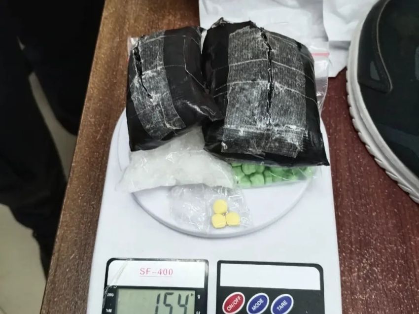 Petugas Avsec dan TNI AU Bandara SSK II Gagalkan Penyelundupan Sabu dan Ekstasi