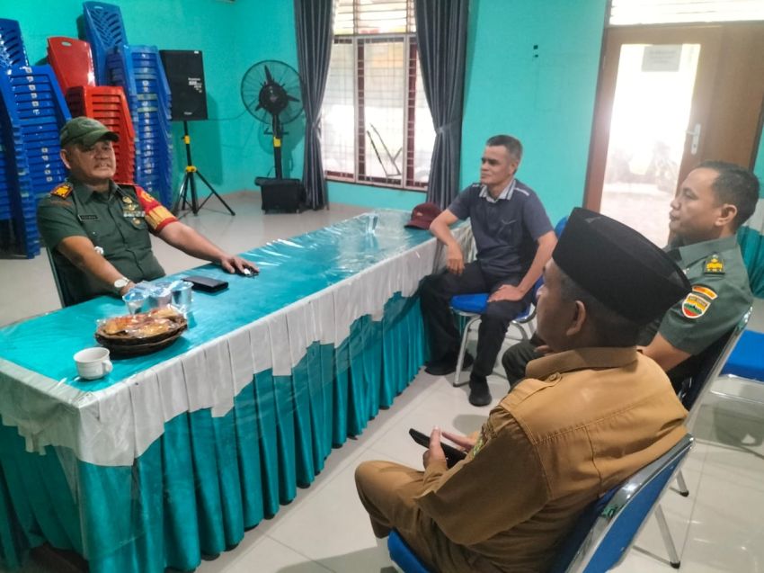 Danramil 06/Siak Hulu Jalin Kerja Sama Lewat Komsos dengan Perangkat Desa Tanah Merah