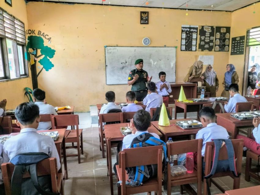 Babinsa Koramil 06/Siak Hulu Laksanakan Kegiatan MBG di SMP Negeri 6