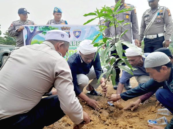 Dukung Program Kapolda Riau, Ketum Majelis Mursyidin Tanam Pohon di Majelis Zikir