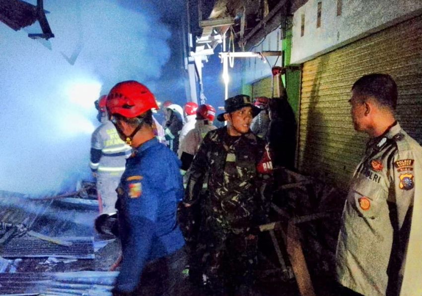 Babinsa Koramil 06/Siak Hulu Bersama Tim Damkar Lakukan Pemadaman Kebakaran di Pasar Ulul Albab