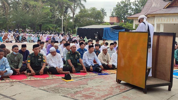 Ribuan Warga Gelar Salat Istisqa Minta Hujan Padamkan Karhutla di Kabupaten Rokan Hulu