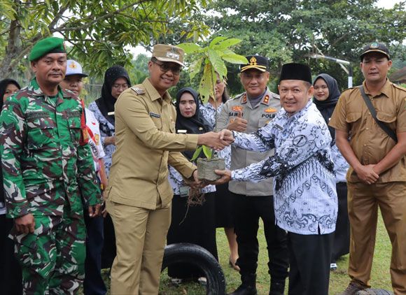 Wakil Bupati Jhonny Charles Dukung Program Green Policing di SMPN 6 Tanah Putih