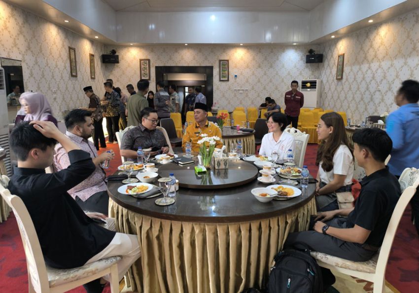 Bupati Inhil H. Herman Jamu Tim Hilirisasi Kelapa Bappenas dan Investor di Kediaman