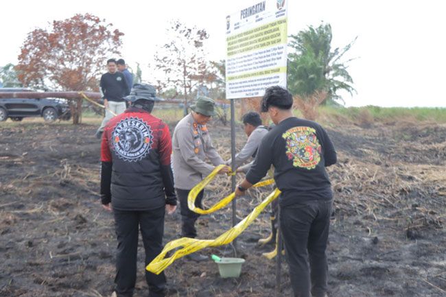 Bersama Tim Ahli Lingkungan Hidup, Kapolres Rohil Pasang Plang Peringatan di Lokasi Karhutla