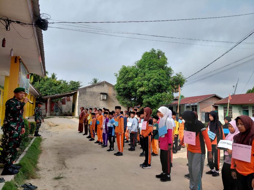 Babinsa Koramil 06 Siak Hulu Laksanakan MPLS Peserta Didik Baru SMP IT Al - Mishbah Riau