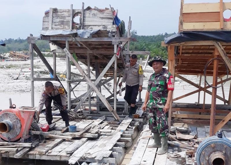 Sebanyak 32 Rakit PETI yang Beroperasi di Wilayah PT. Agrinas Palma Nusantara Eks PT. Duta Palma Dimusnahkan